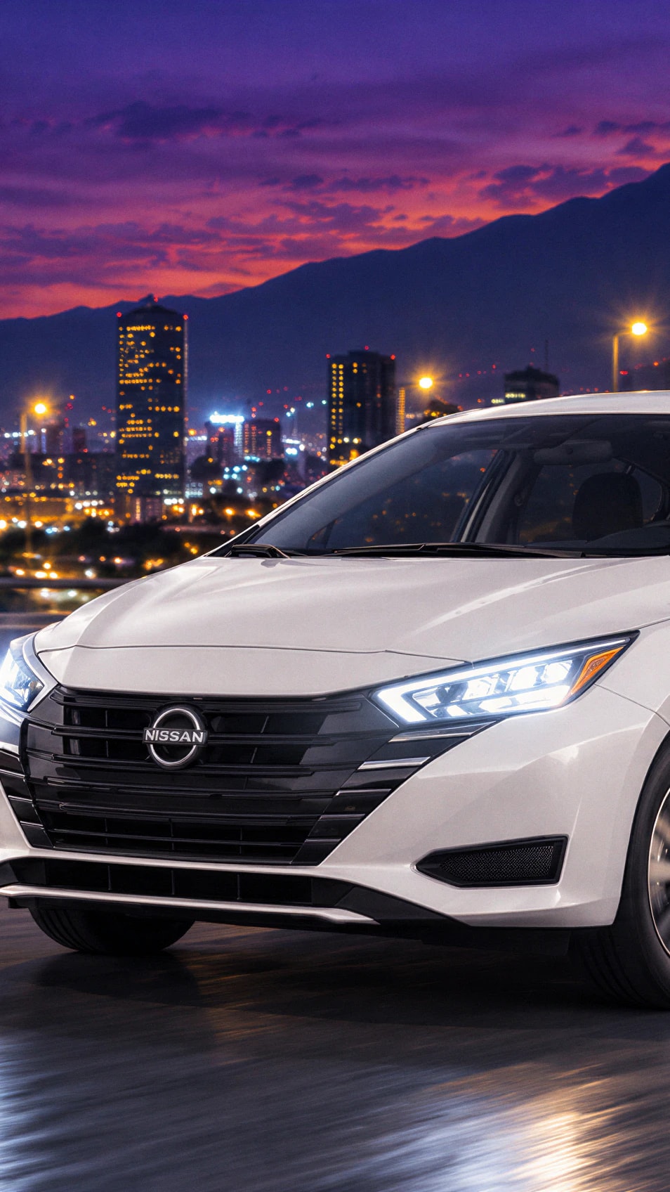 Nissan blanco de BESTA en Monterrey con el Cerro de la Silla al fondo