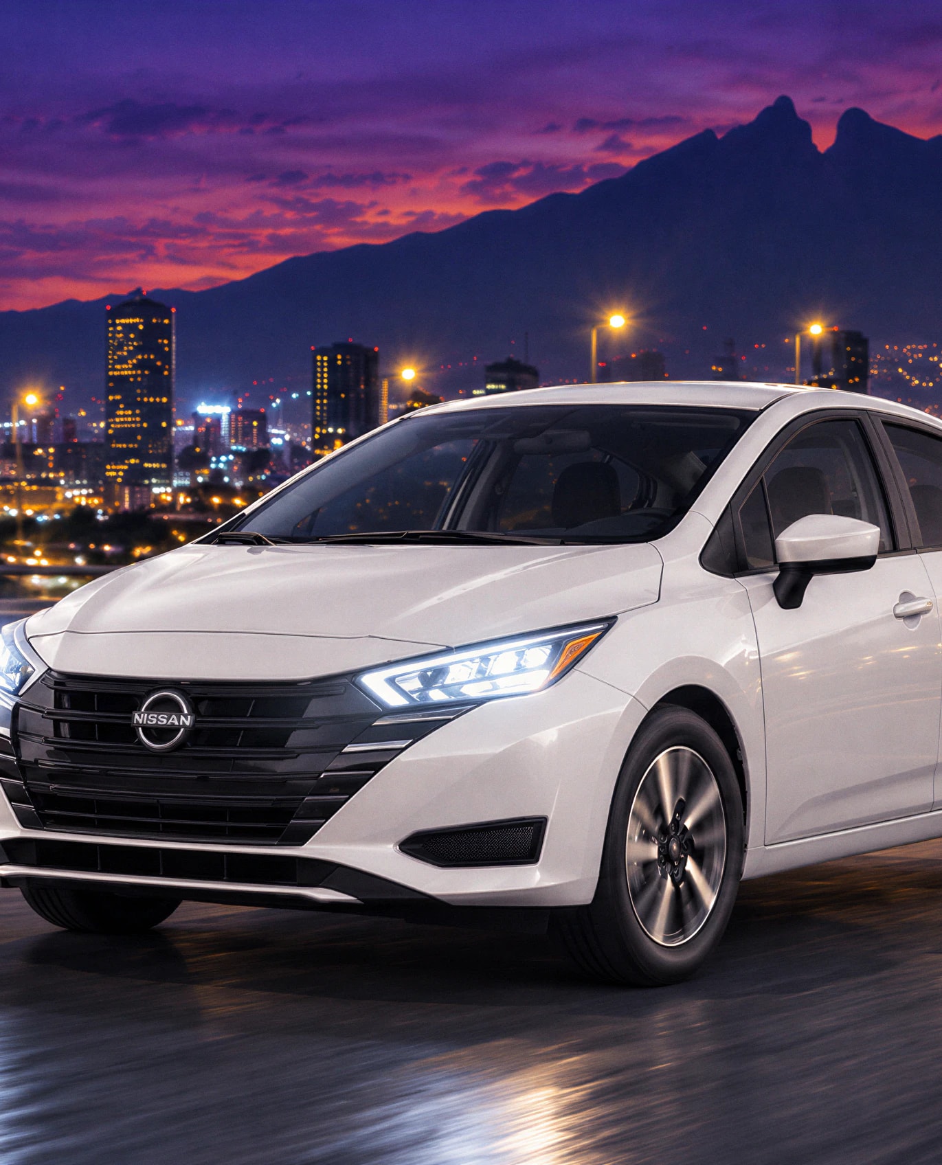 Nissan blanco de BESTA en Monterrey con el Cerro de la Silla al fondo